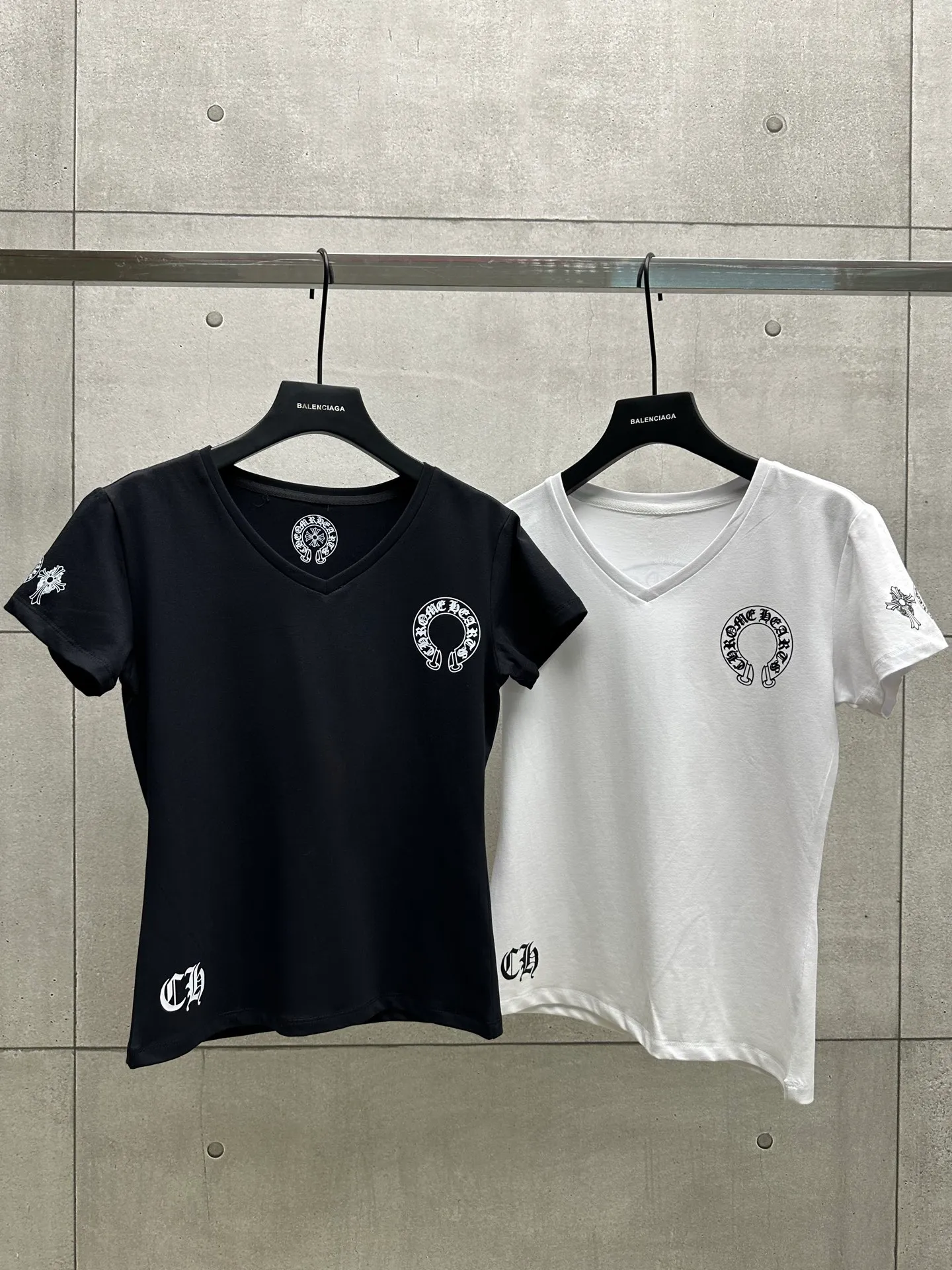 P126 #069 CHROME HEARTS 25SS women's T-shirt Made of 220G original consistent fabric V-neck women's waist style The whole body adopts imported digital direct printing Color: black white Size: S M L